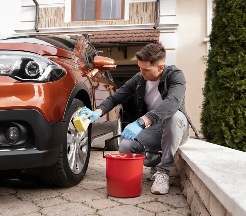 Lavage auto à domicile Les Moutiers-en-Retz : professionnel intervenant sur un véhicule